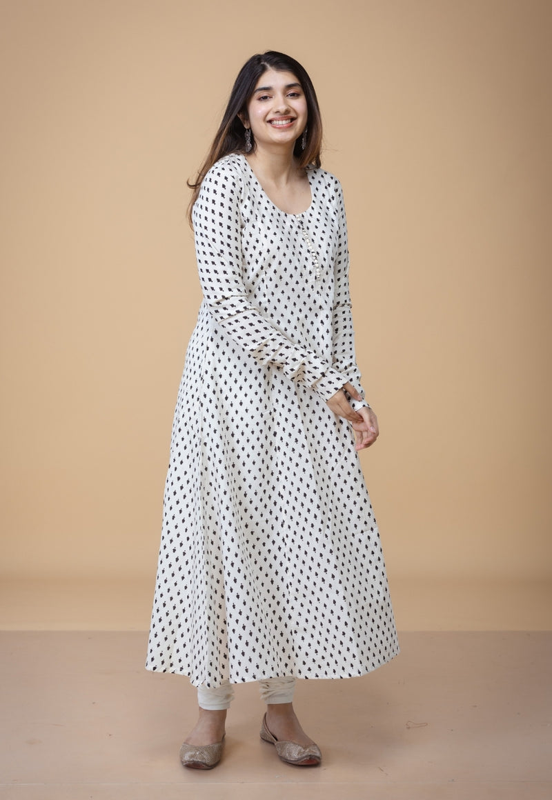 Akrita White Fakira Mul Kali kurta