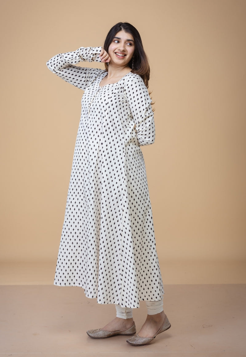 Akrita White Fakira Mul Kali kurta