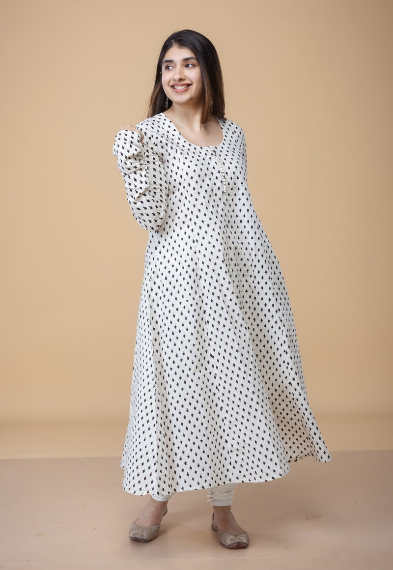 Akrita White Fakira Mul Kali kurta