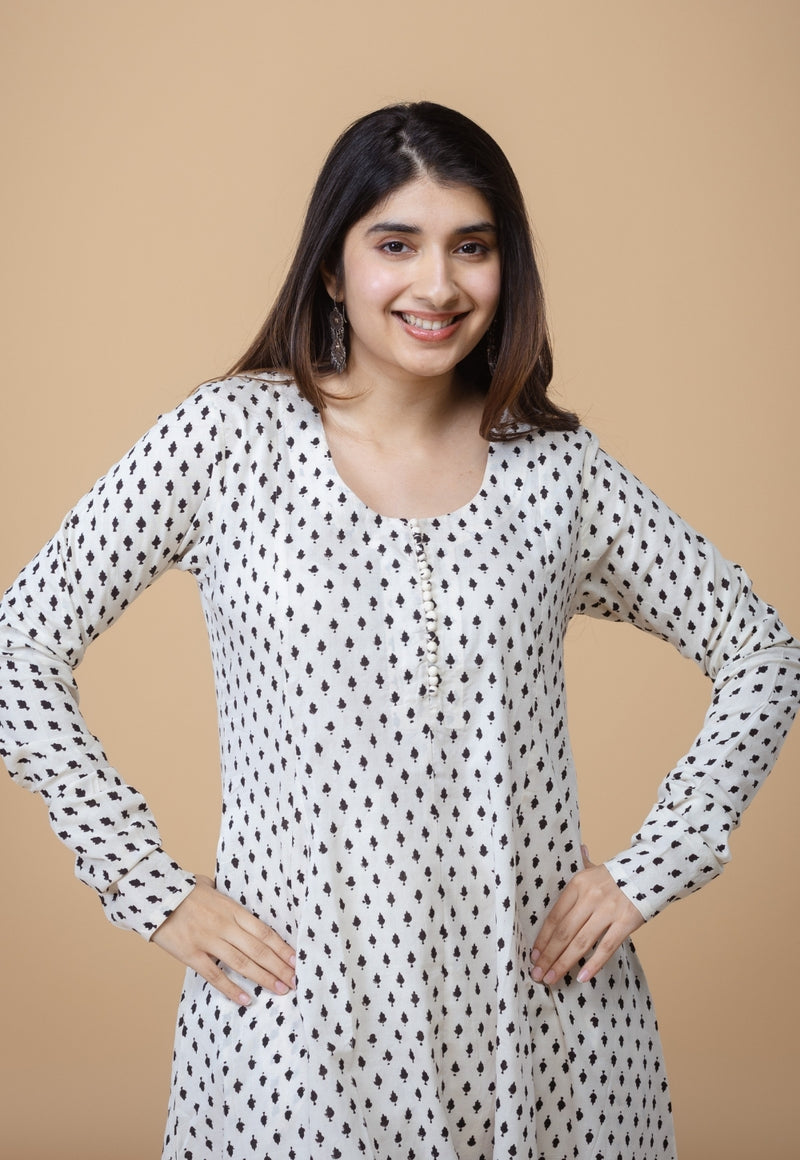 Akrita White Fakira Mul Kali kurta