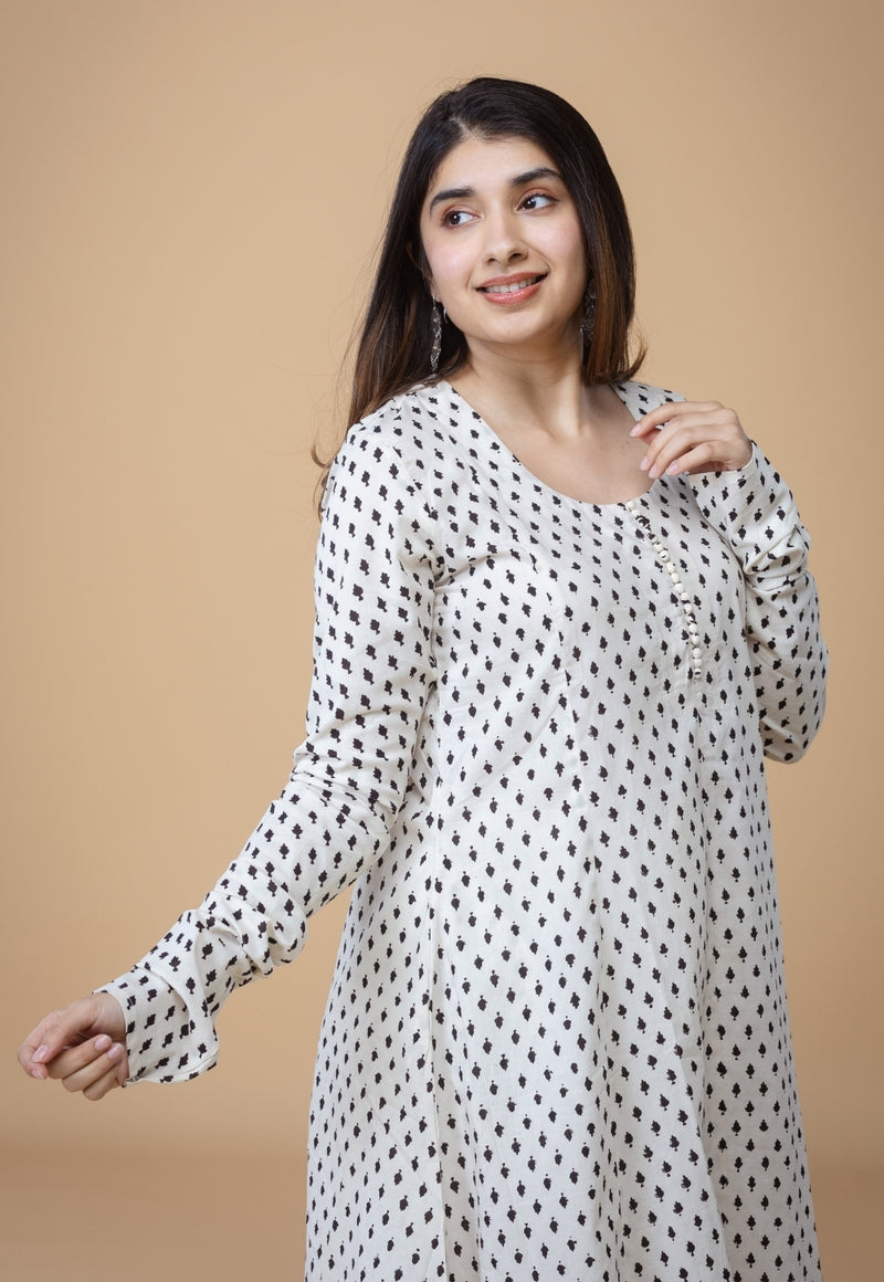 Akrita White Fakira Mul Kali kurta