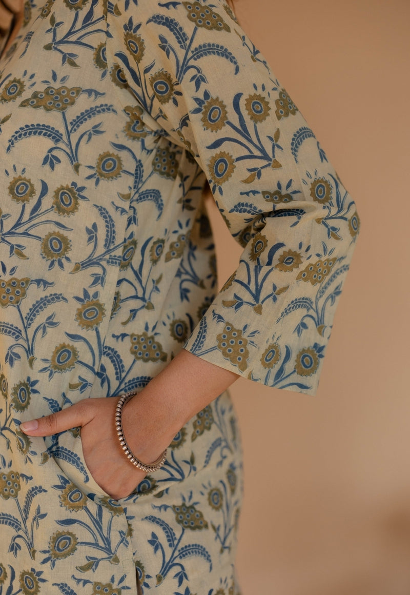 Hitanshi Off White Ajrakh Cotton Straight Kurta