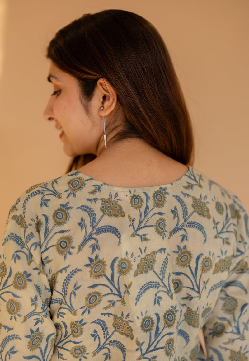 Hitanshi Off White Ajrakh Cotton Straight Kurta