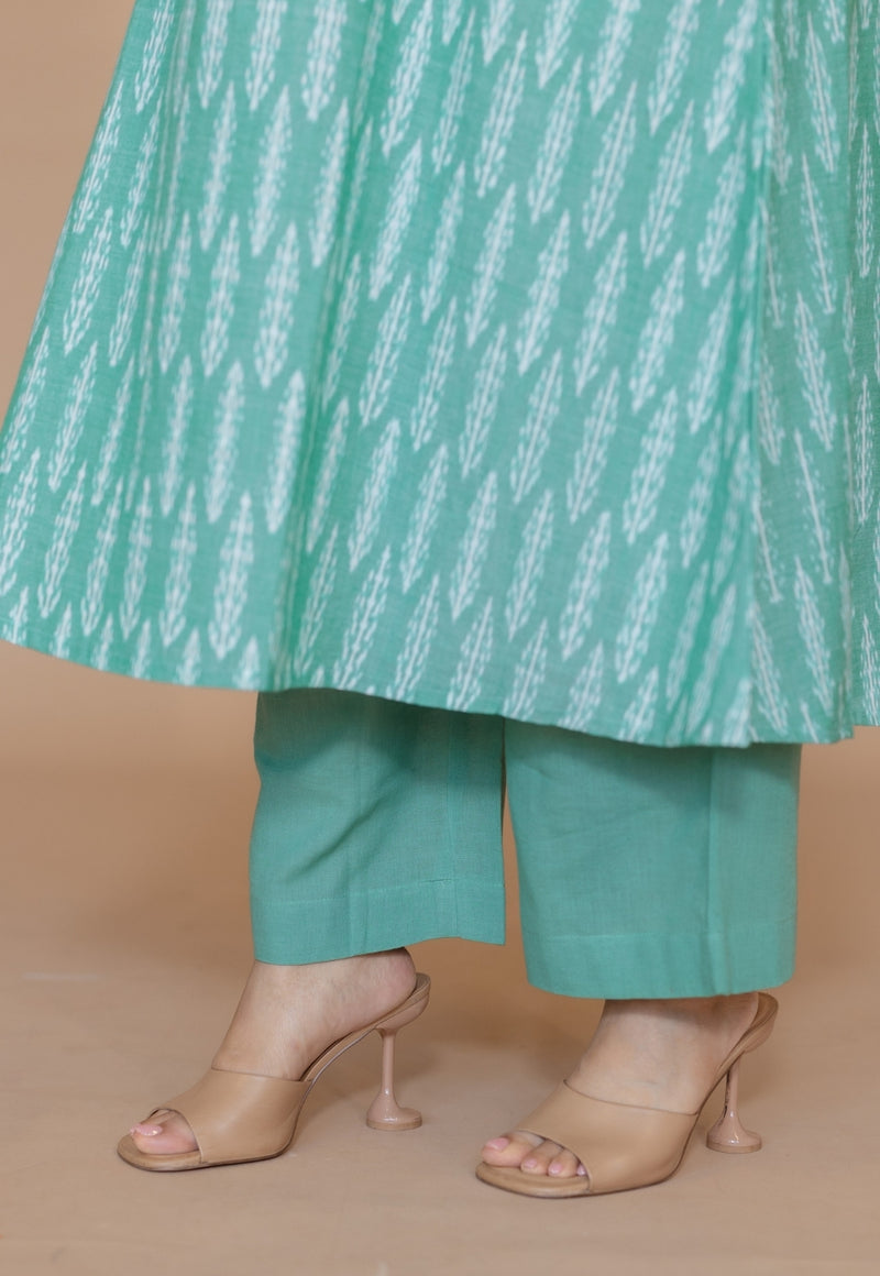 Yashi Green Solid Cotton Flex Straight Pant